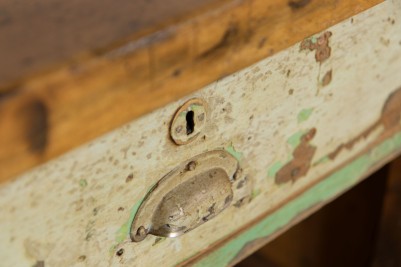 kitchen-sideboard-leg-drawer-close-up